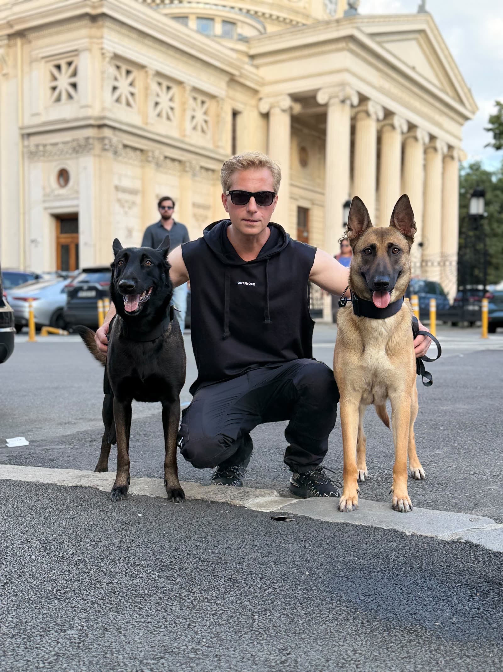 Adi cu cei doi Malinois ai lui, în fața Ateneului Român