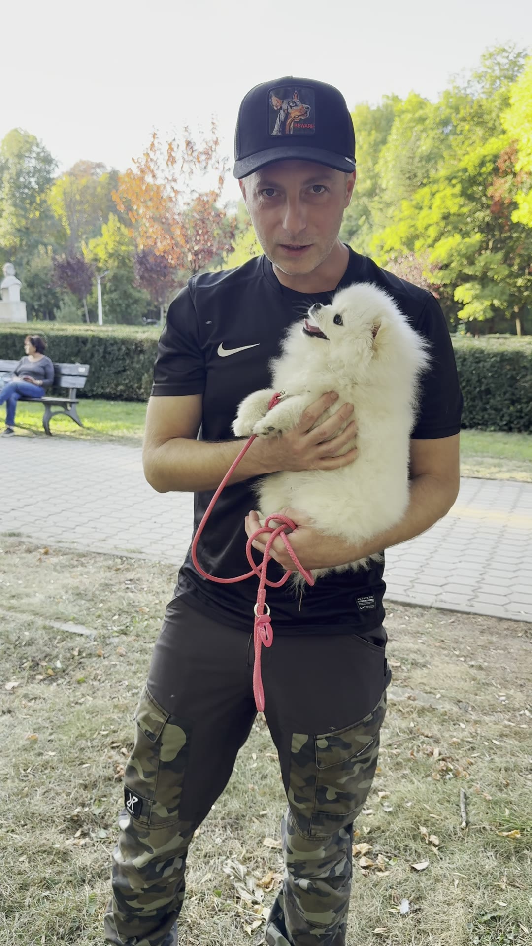 Instructor ținând în brațe un pui alb pufos